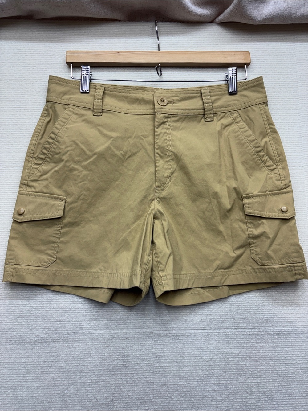 Eddie Bauer | 10 Classic Cargo Women's Shorts - Khaki